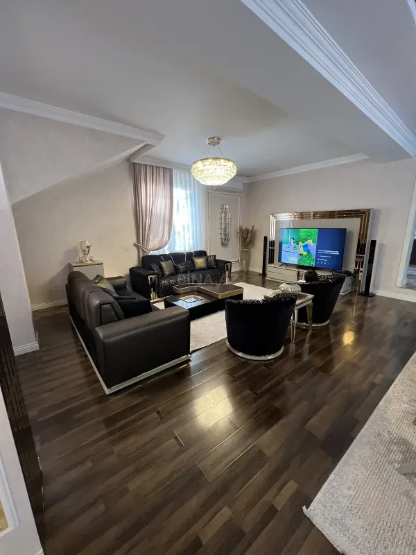 Satılır 5 otaqlı həyət evi 280 m²