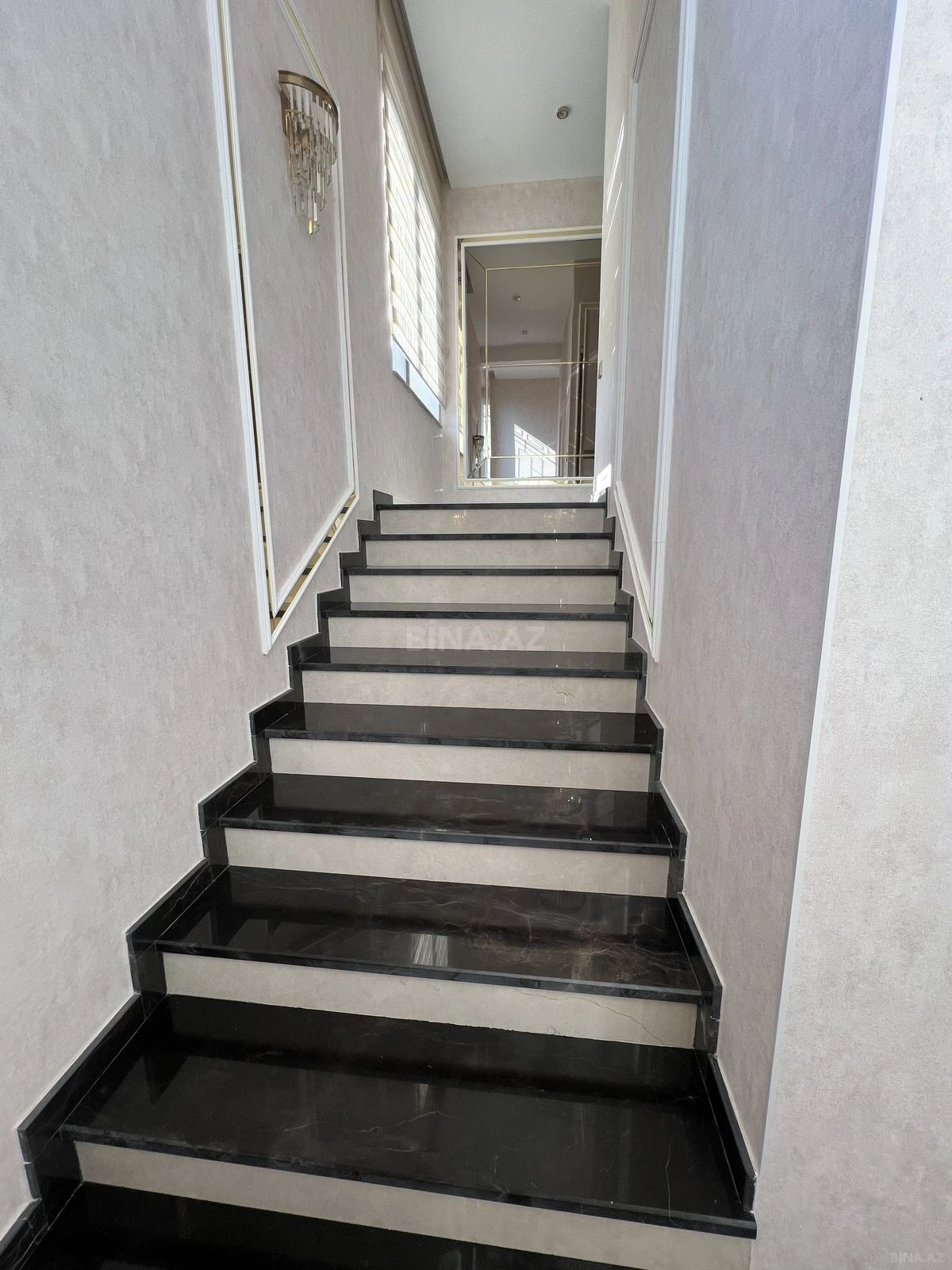 Satılır 5 otaqlı həyət evi 280 m²