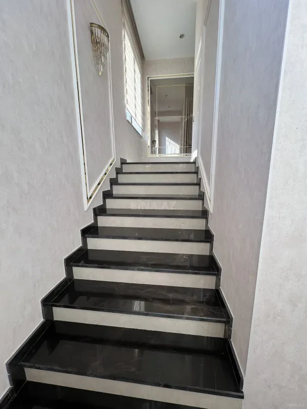 Satılır 5 otaqlı həyət evi 280 m²