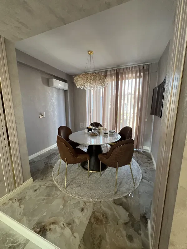 Satılır 5 otaqlı həyət evi 280 m²