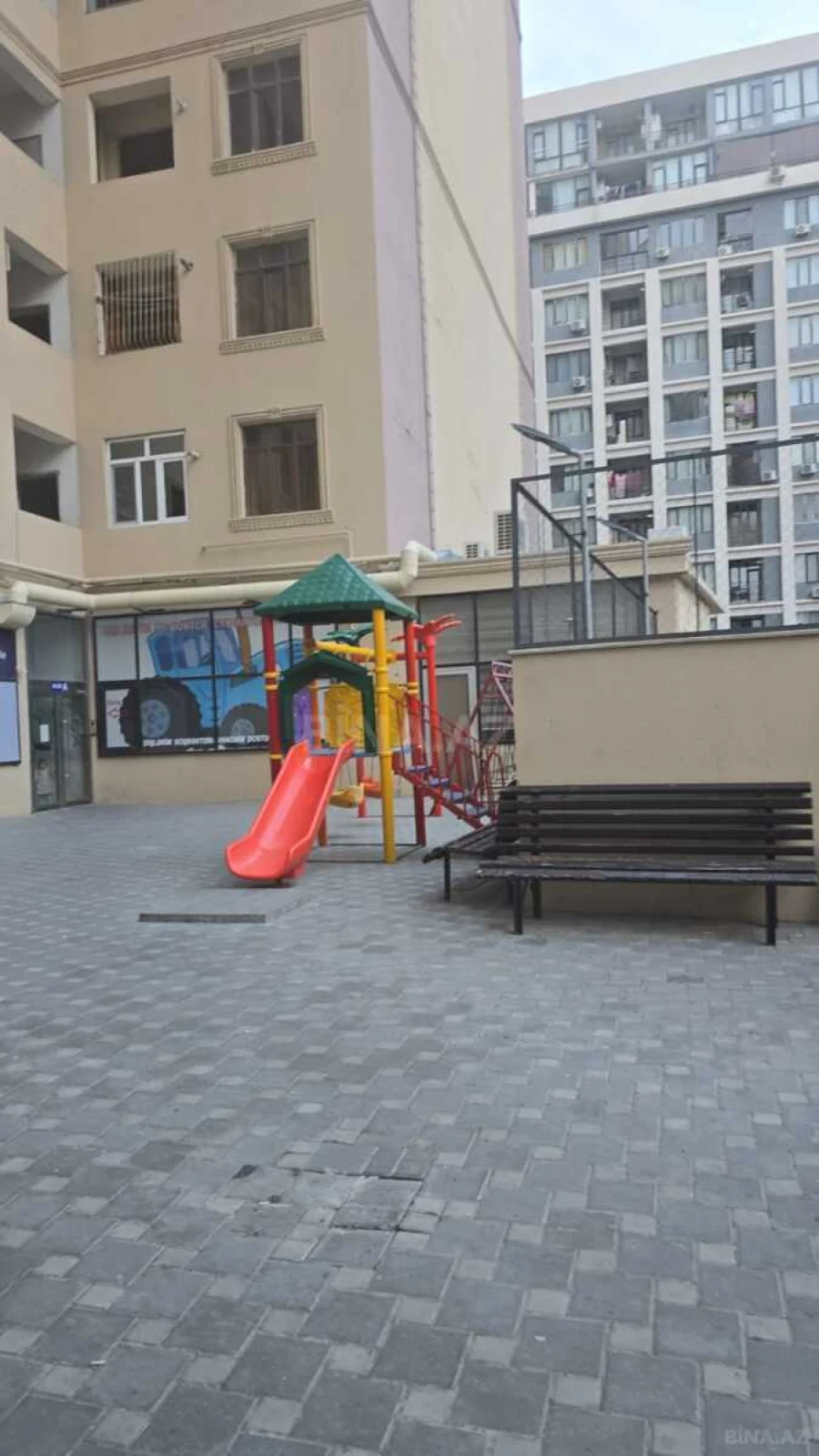 Satılır 3 otaqlı mənzil 109 m²