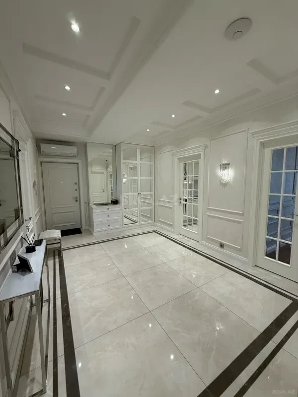 Satılır 4 otaqlı mənzil 211 m²