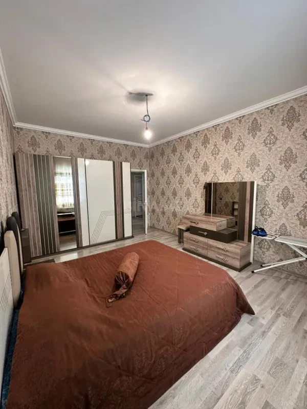 Satılır 10 otaqlı həyət evi 162 m²