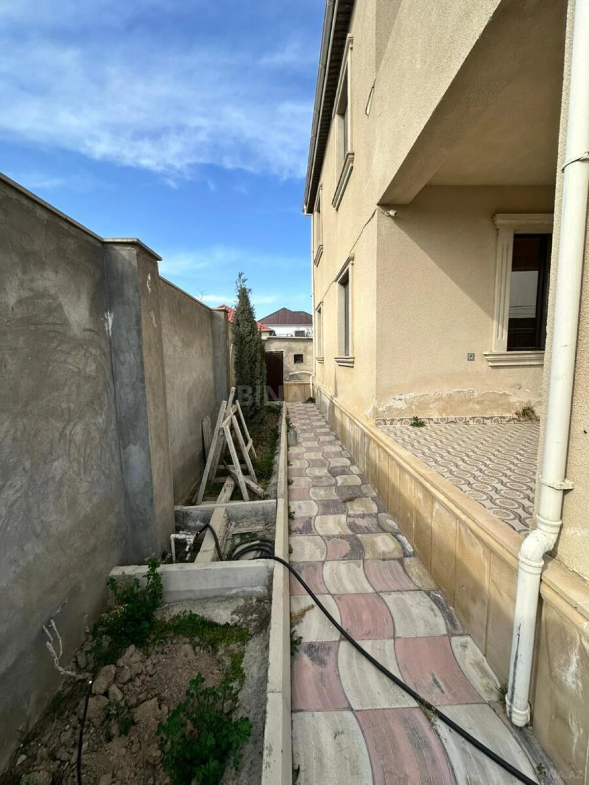 Satılır 10 otaqlı həyət evi 162 m²