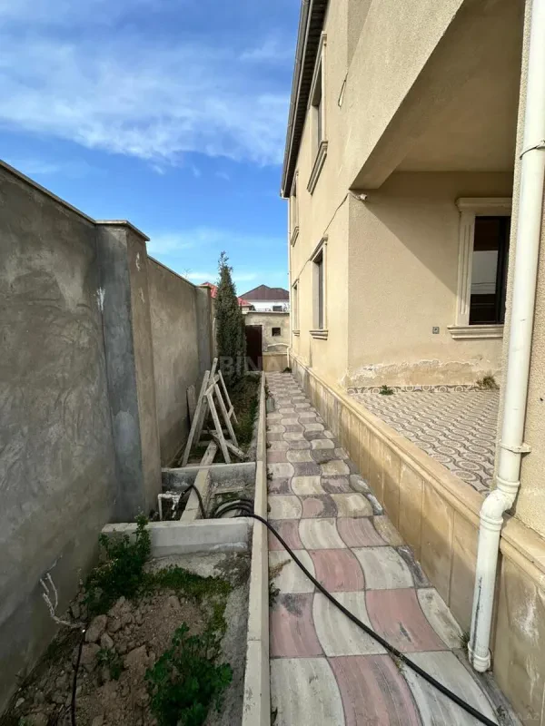 Satılır 10 otaqlı həyət evi 162 m²