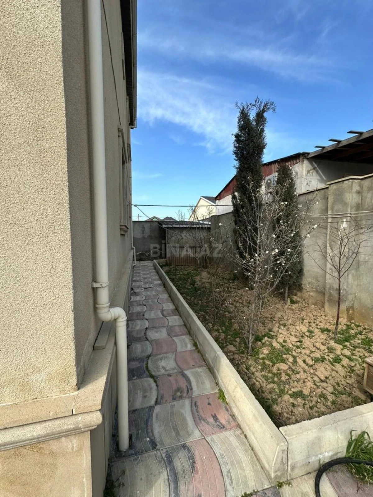 Satılır 10 otaqlı həyət evi 162 m²