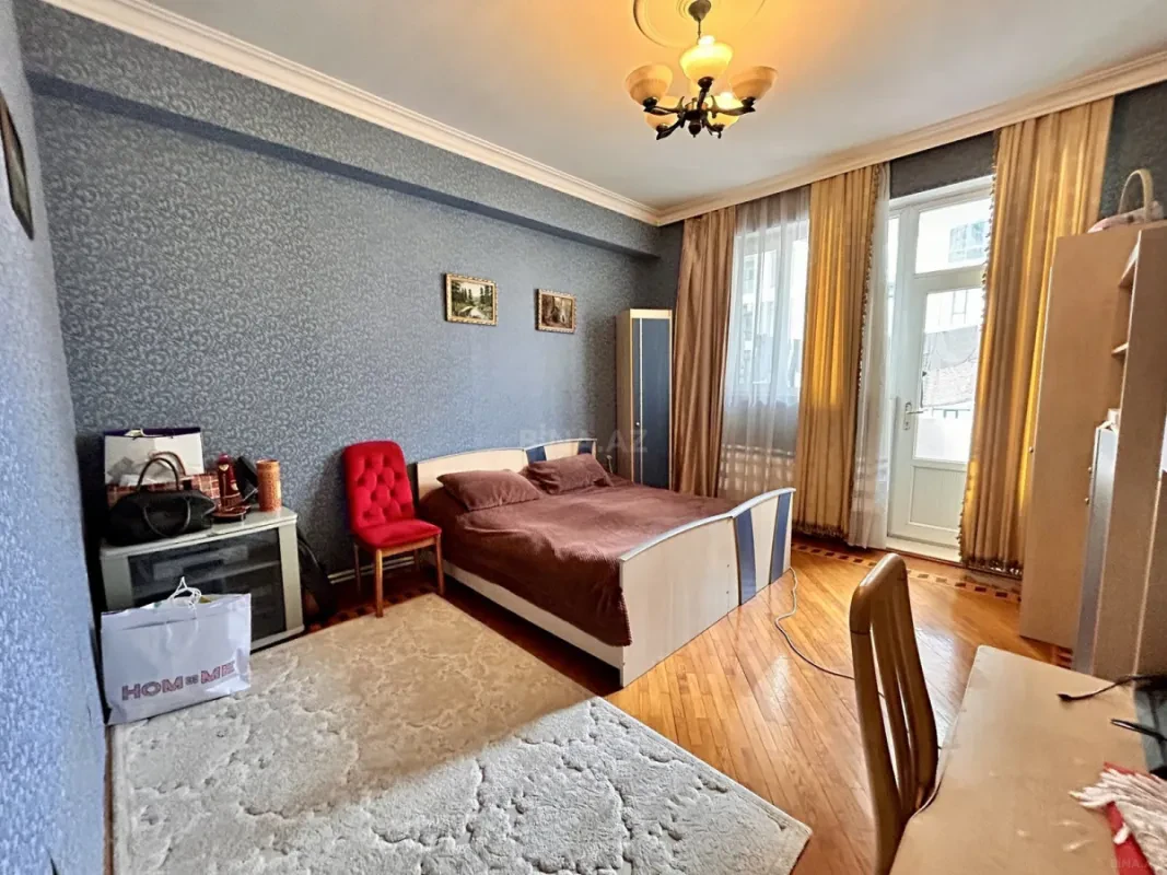 Satılır 3 otaqlı mənzil 137 m²