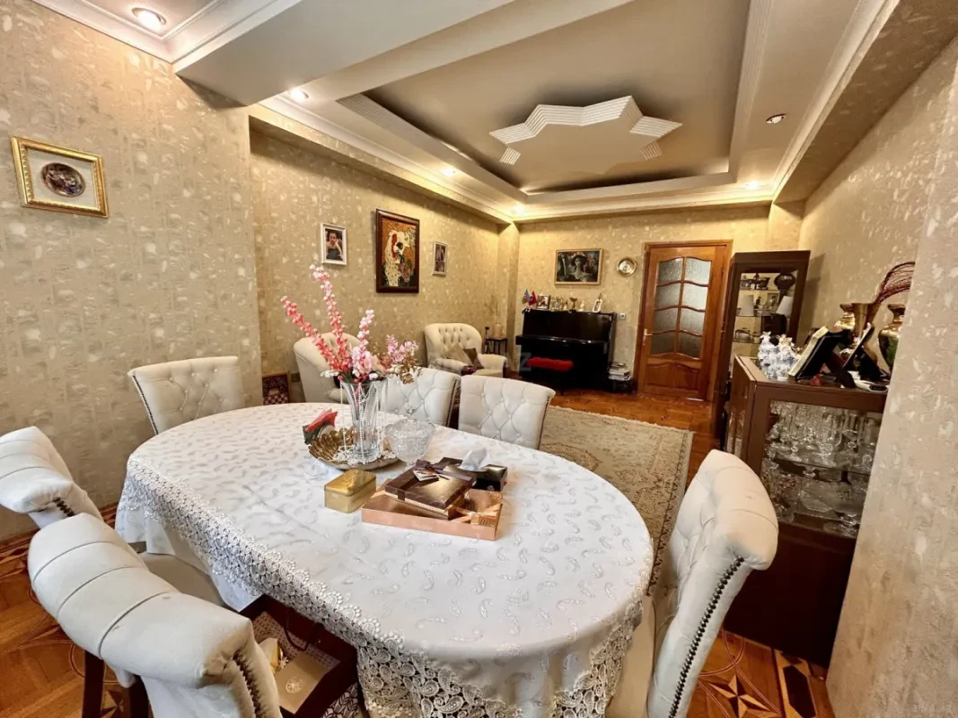 Satılır 3 otaqlı mənzil 137 m²