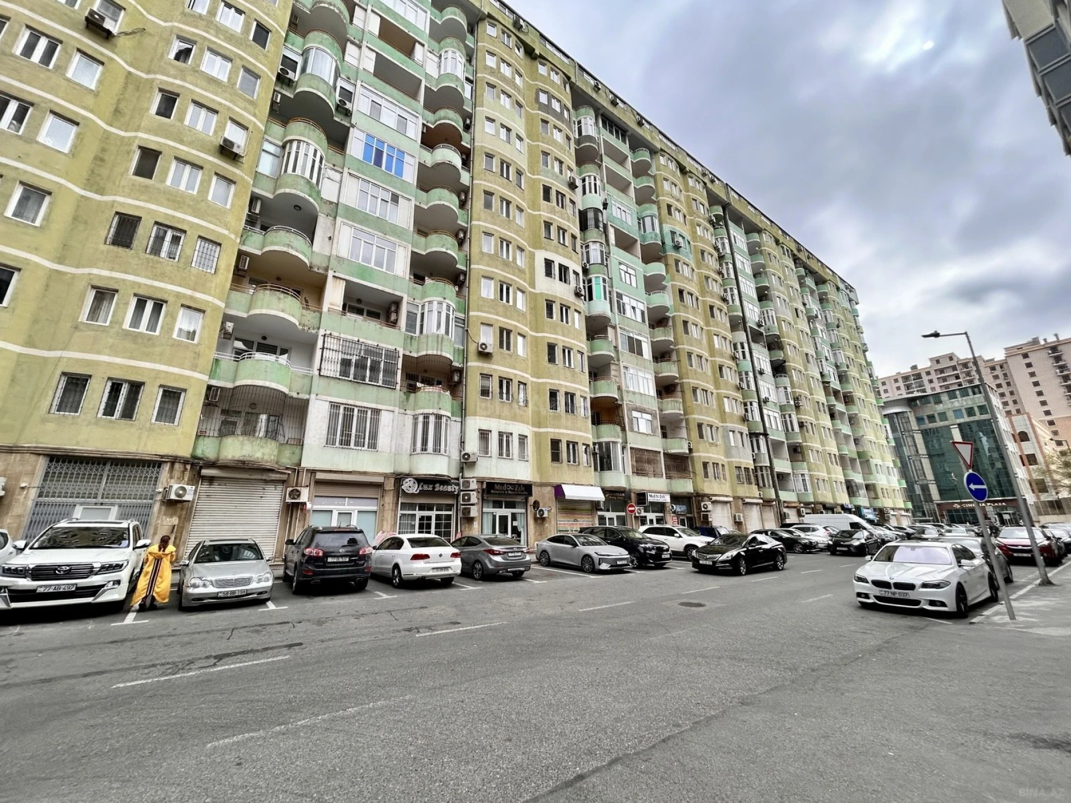Satılır 3 otaqlı mənzil 137 m²