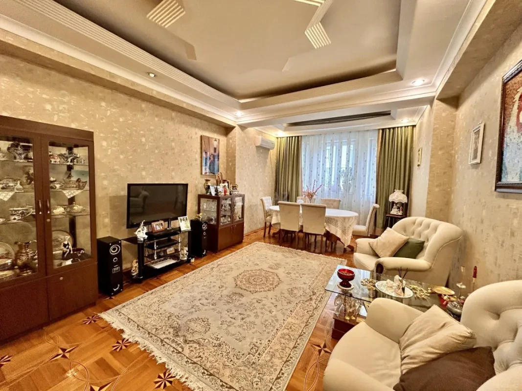 Satılır 3 otaqlı mənzil 137 m²