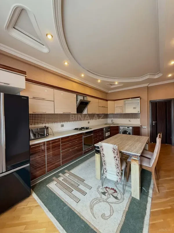 Satılır 3 otaqlı mənzil 142 m²