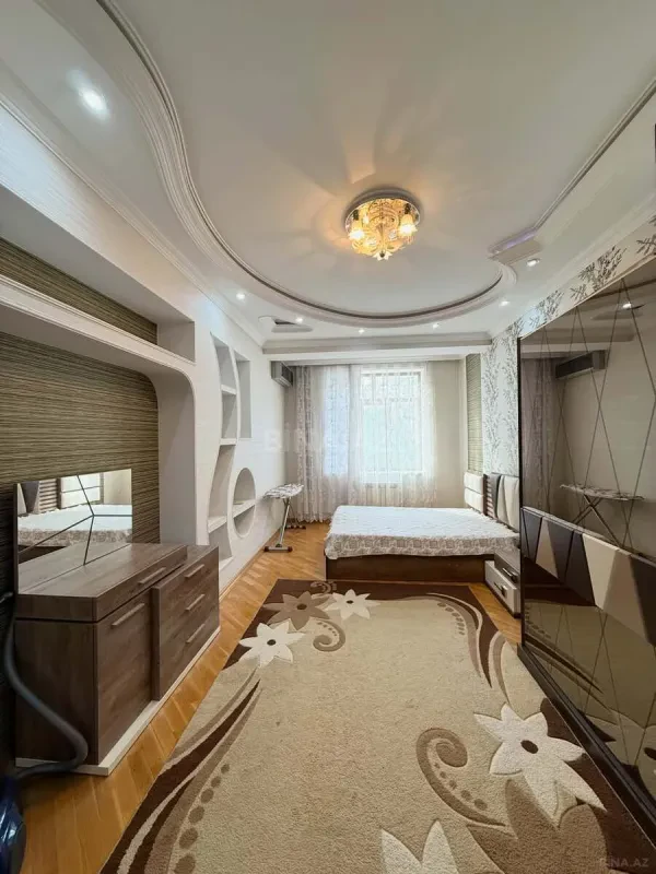 Satılır 3 otaqlı mənzil 142 m²