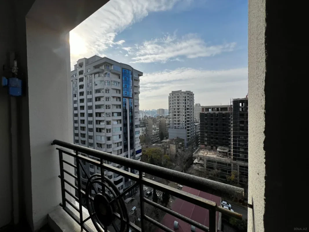 Satılır 5 otaqlı mənzil 235 m²