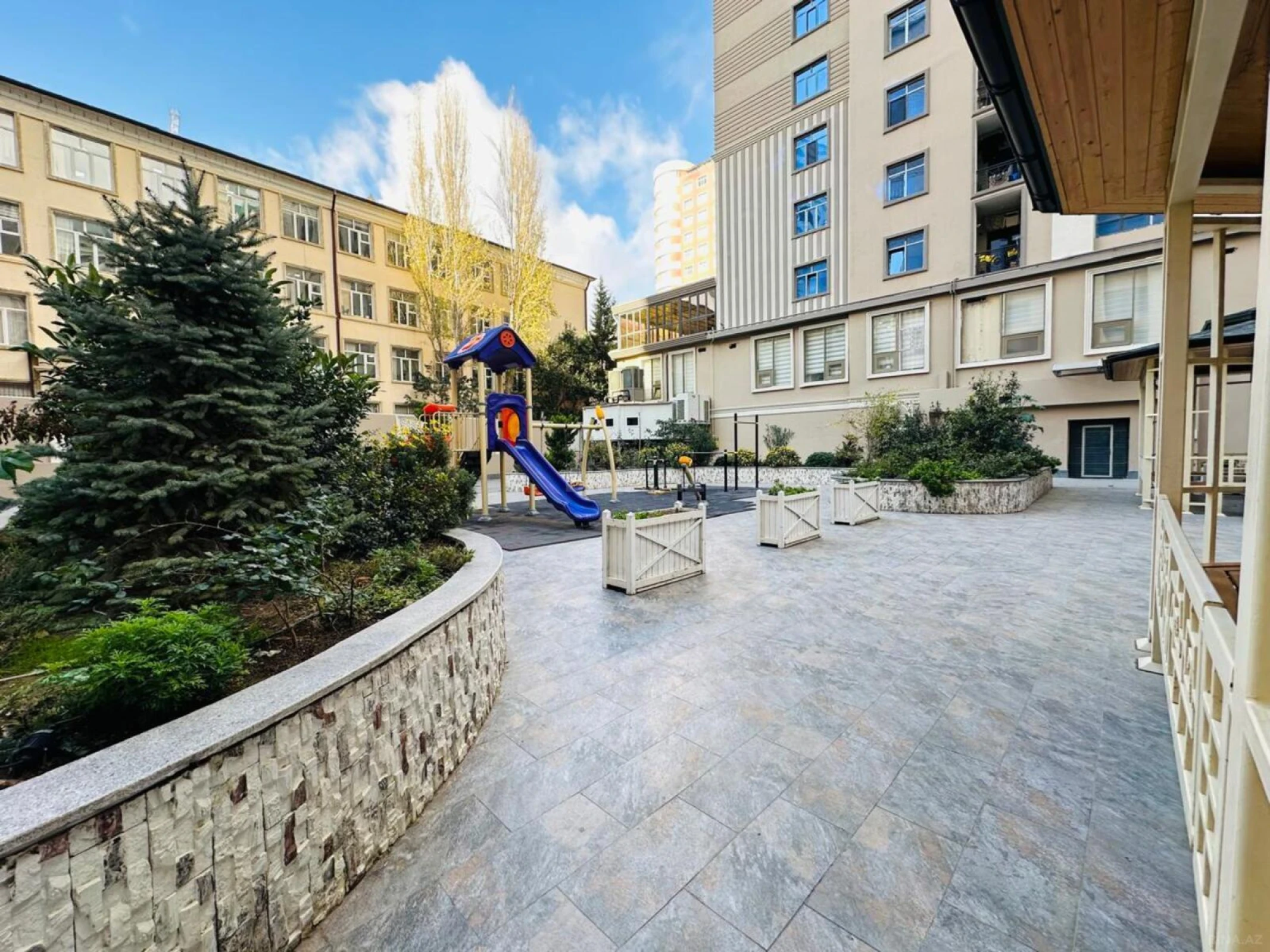Satılır 5 otaqlı mənzil 235 m²