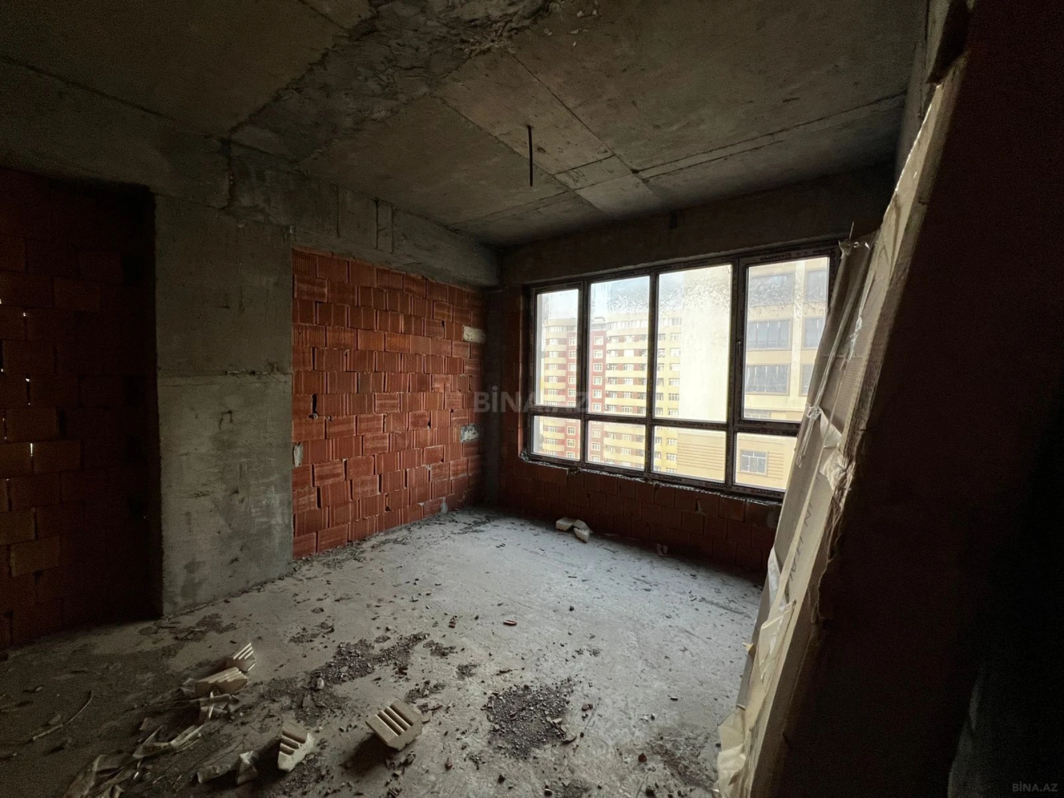 Satılır 5 otaqlı mənzil 235 m²