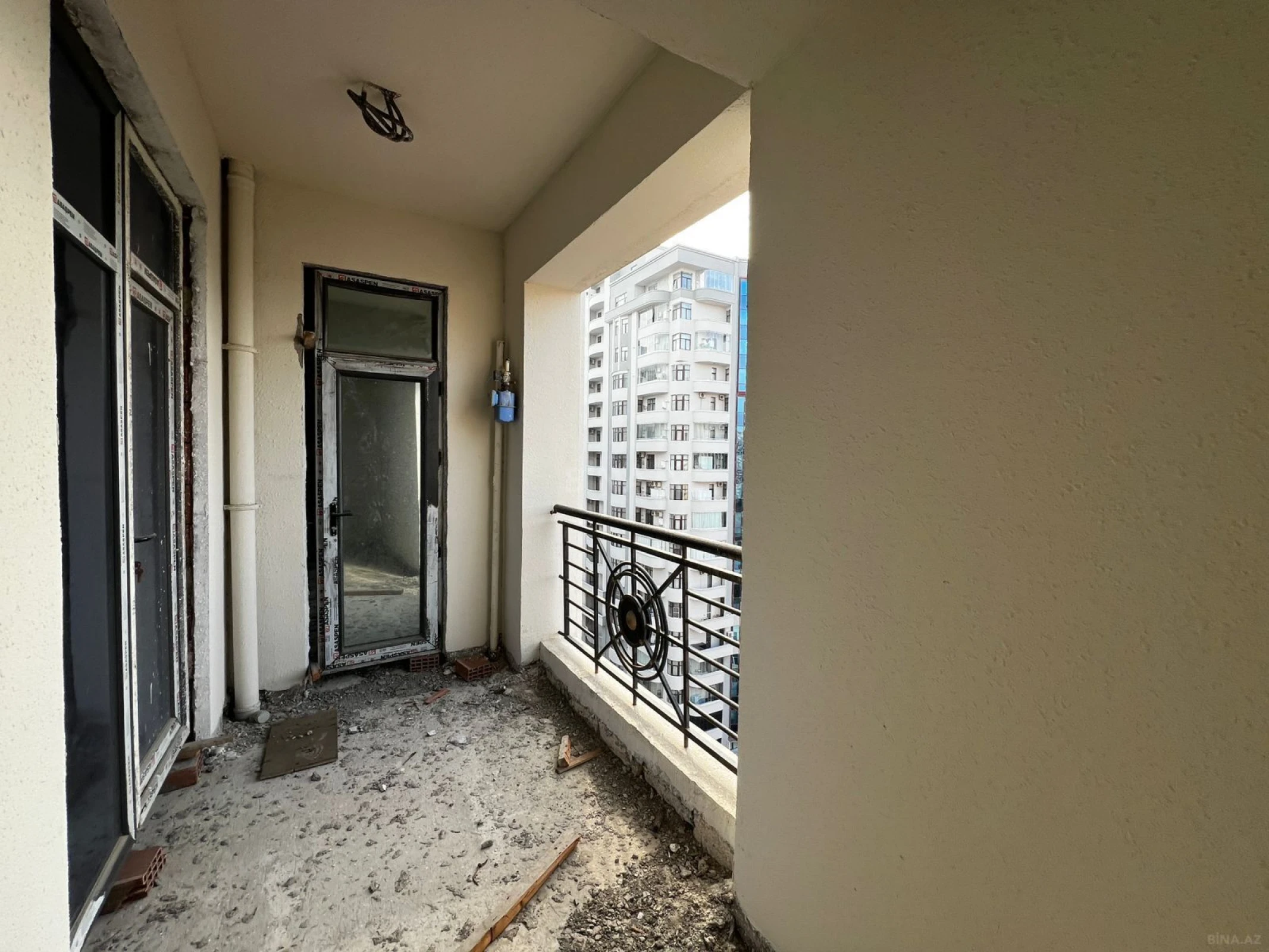 Satılır 5 otaqlı mənzil 235 m²