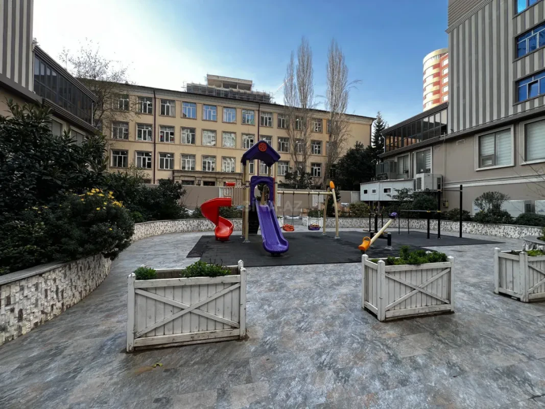 Satılır 5 otaqlı mənzil 235 m²