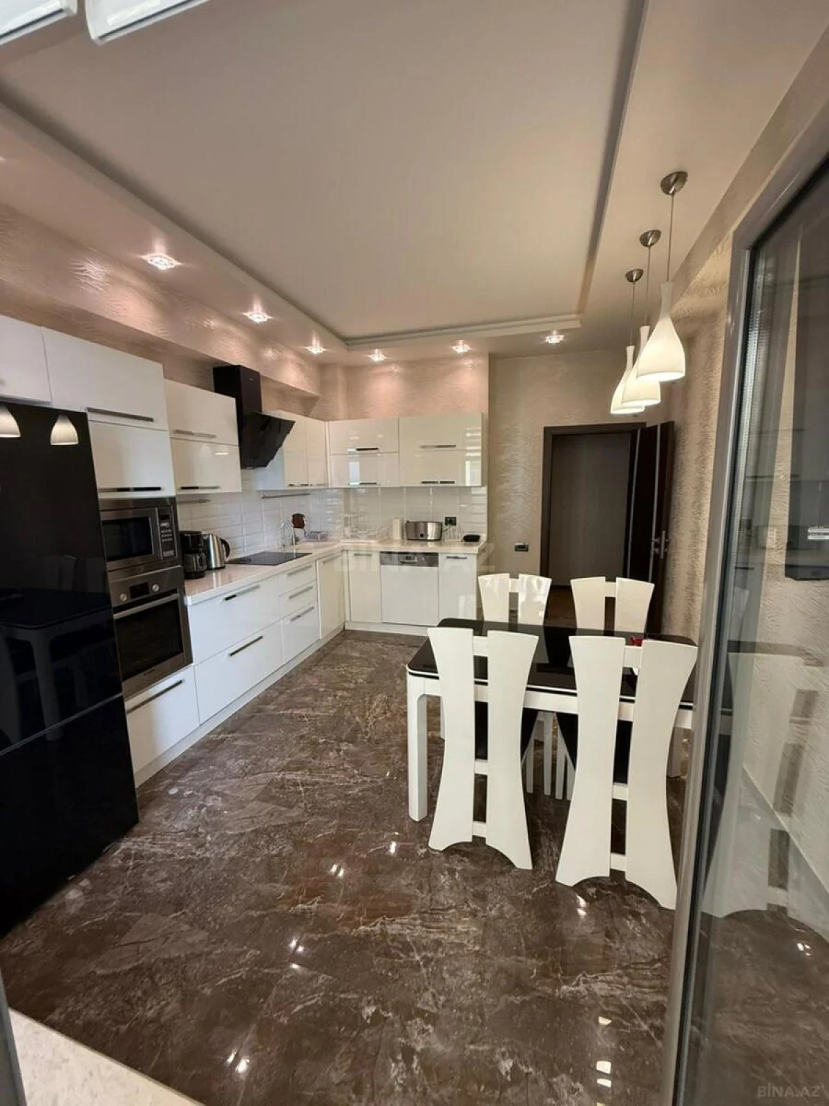 Kirayə verilir 3 otaqlı mənzil 160 m²