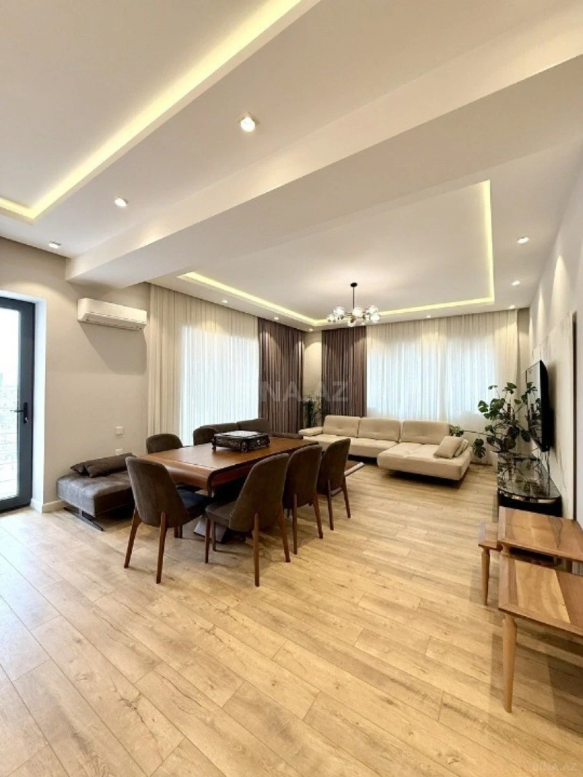 Satılır 3 otaqlı mənzil 157 m²