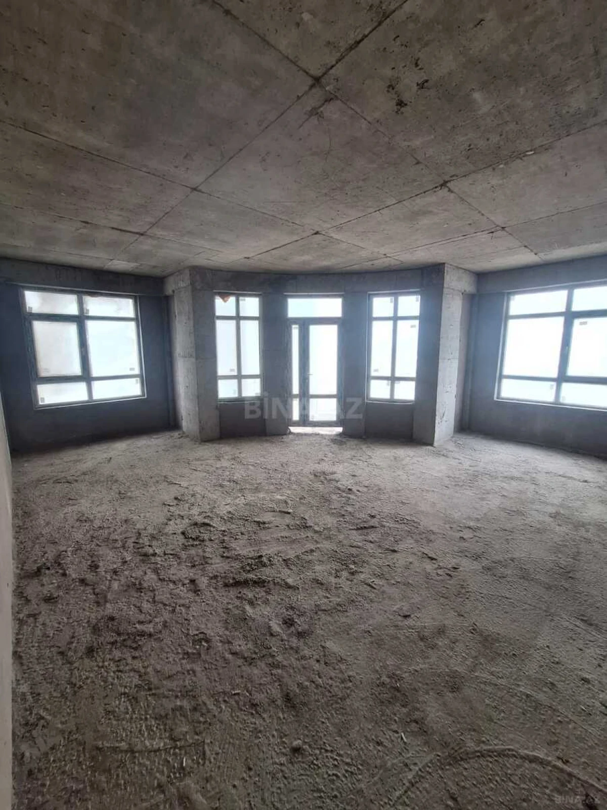 Satılır 3 otaqlı mənzil 158 m²