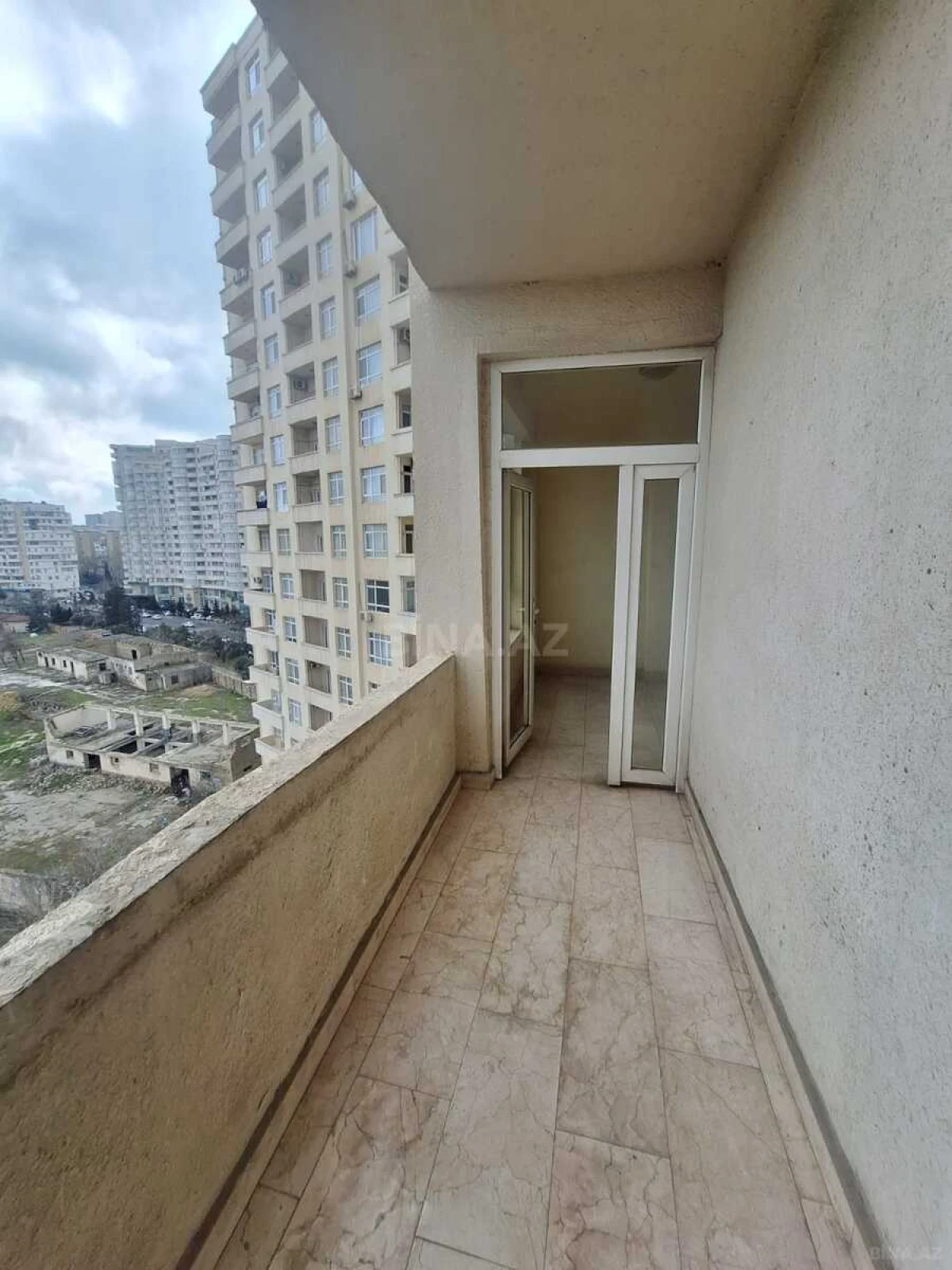 Satılır 3 otaqlı mənzil 158 m²