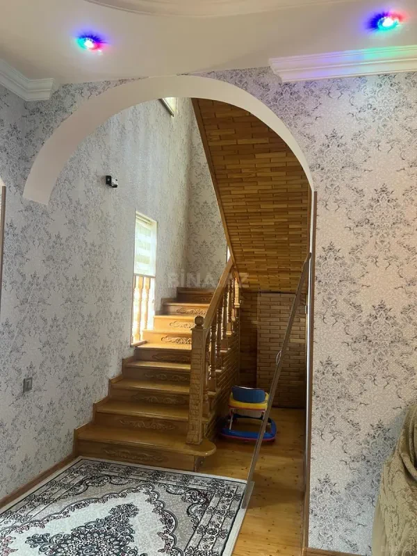 Satılır 6 otaqlı həyət evi 250 m²