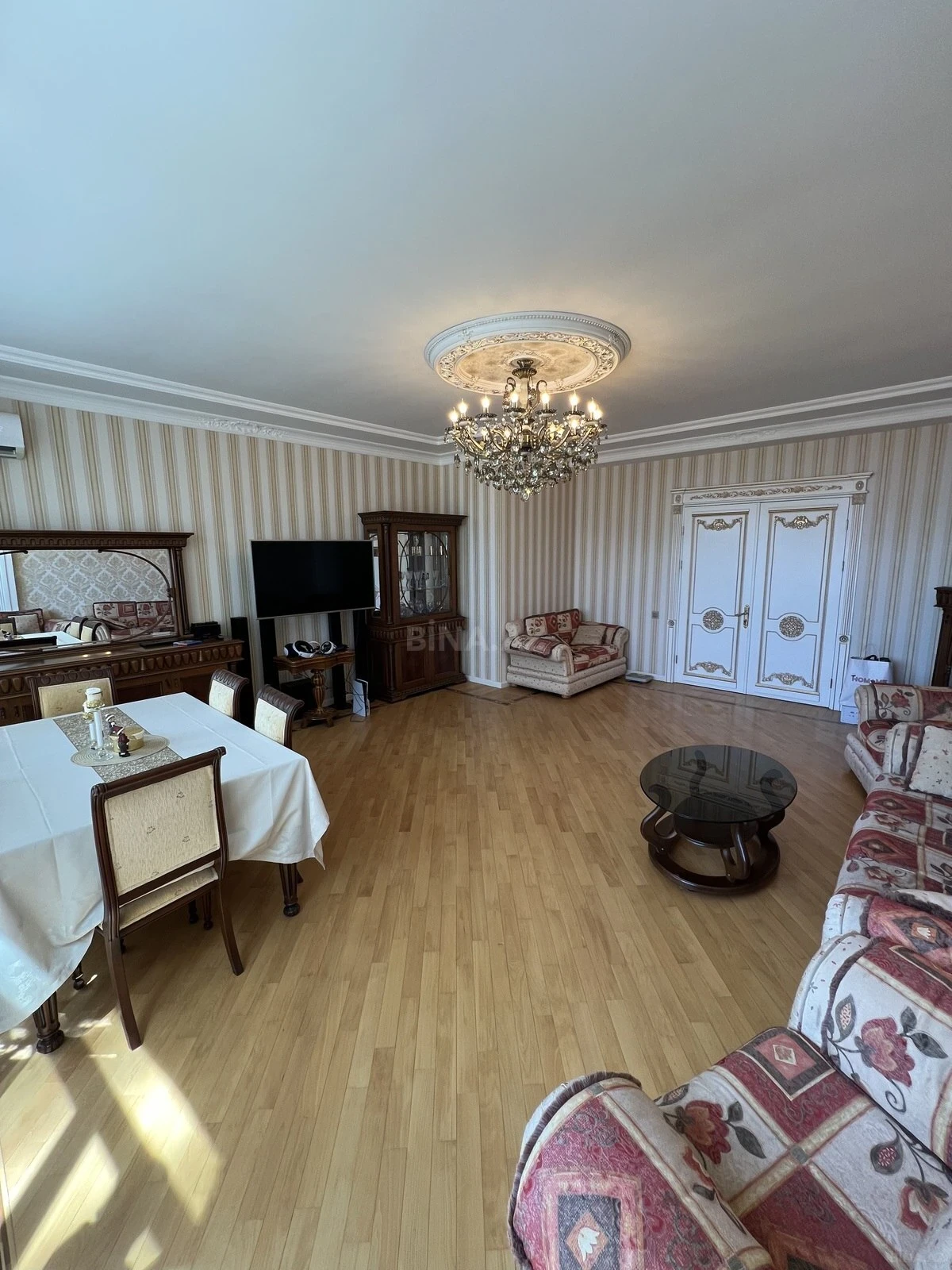 Satılır 3 otaqlı mənzil 137 m²
