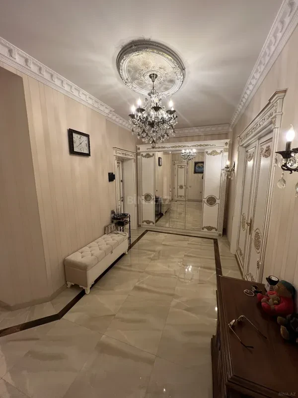 Satılır 3 otaqlı mənzil 137 m²
