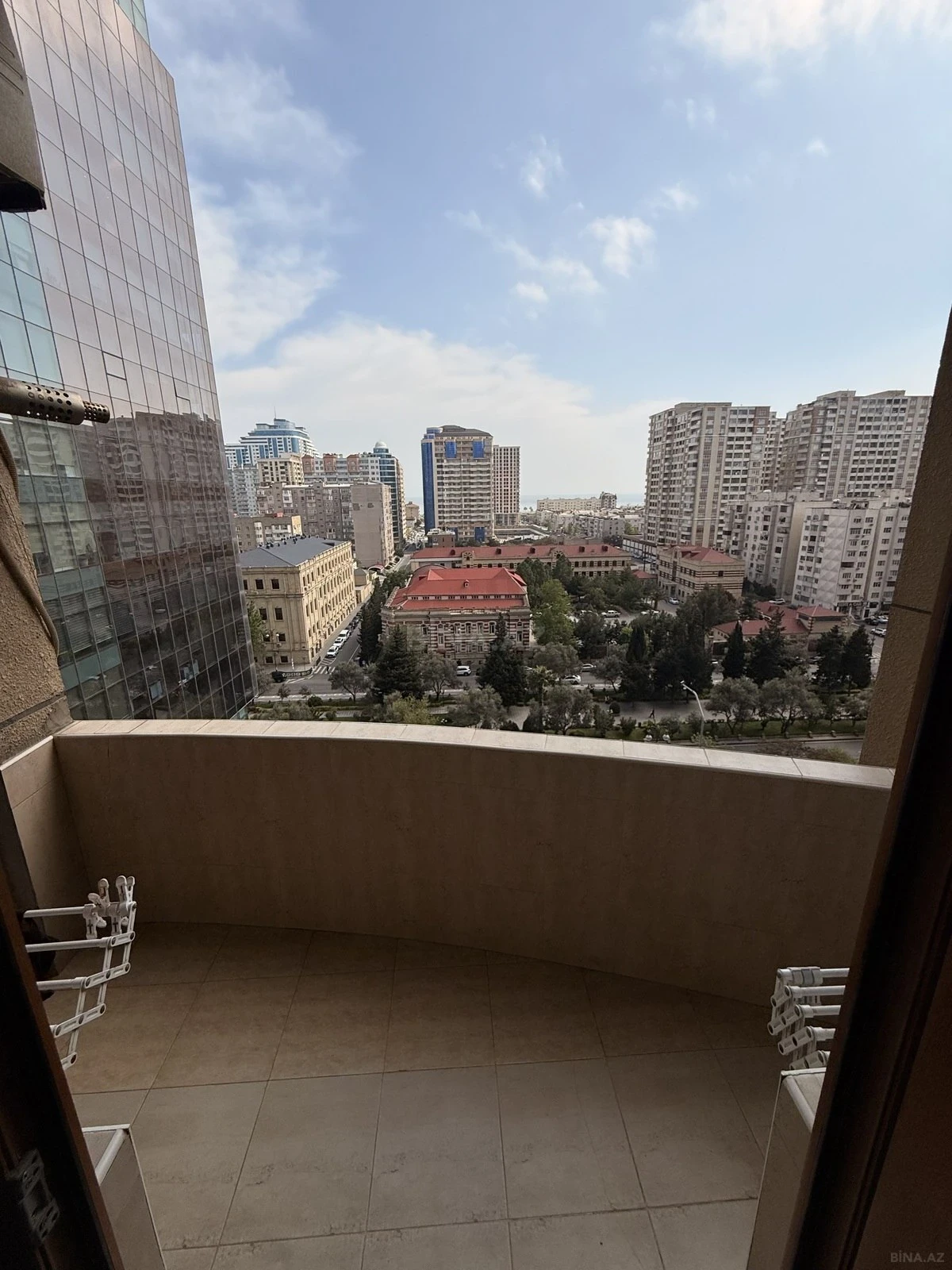 Satılır 3 otaqlı mənzil 137 m²