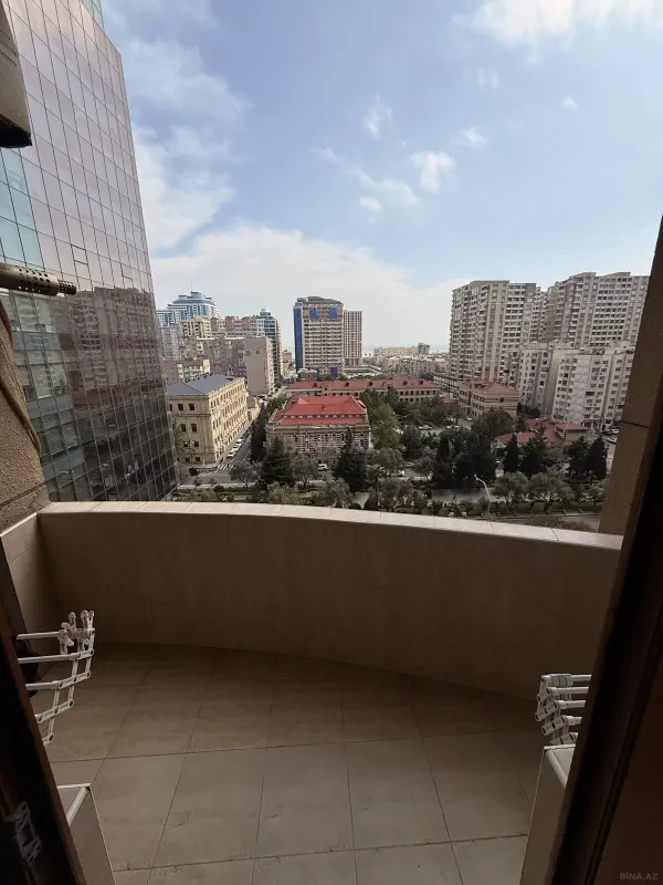 Satılır 3 otaqlı mənzil 137 m²