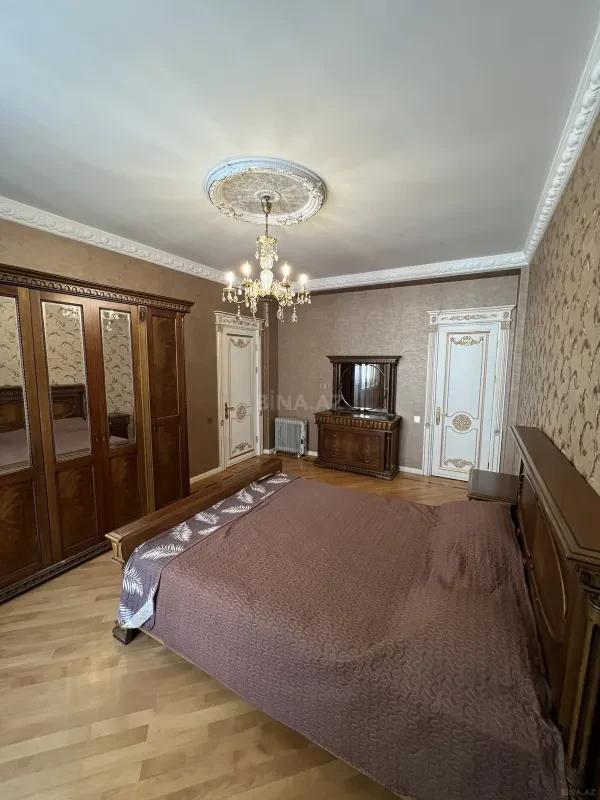 Satılır 3 otaqlı mənzil 137 m²