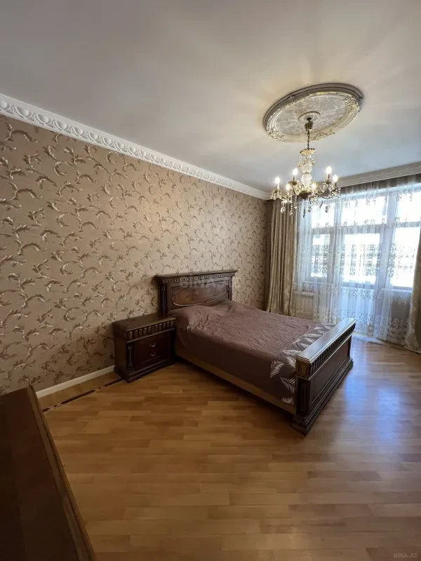 Satılır 3 otaqlı mənzil 137 m²