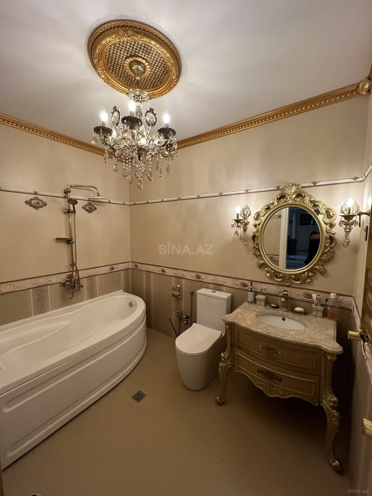 Satılır 3 otaqlı mənzil 137 m²