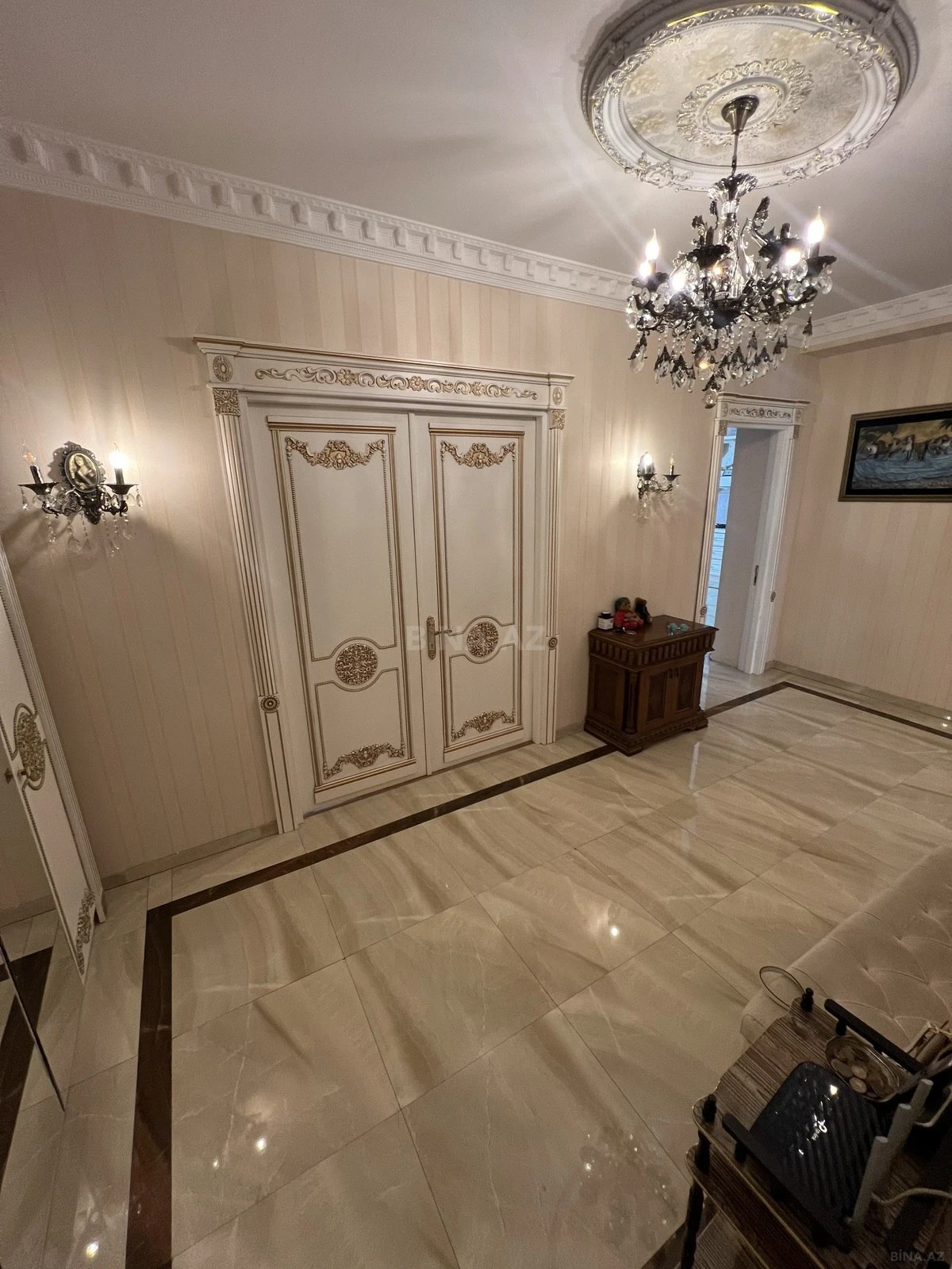 Satılır 3 otaqlı mənzil 137 m²