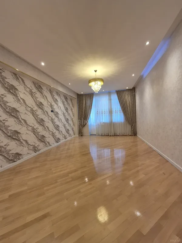 Satılır 3 otaqlı mənzil 135 m²