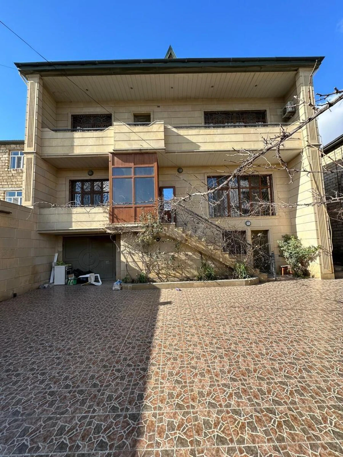Kirayə verilir 8 otaqlı həyət evi 305 m²