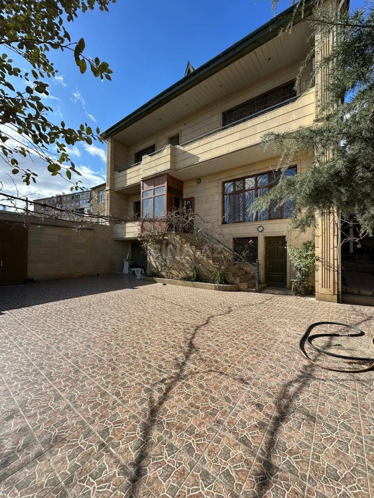 Kirayə verilir 8 otaqlı həyət evi 305 m²