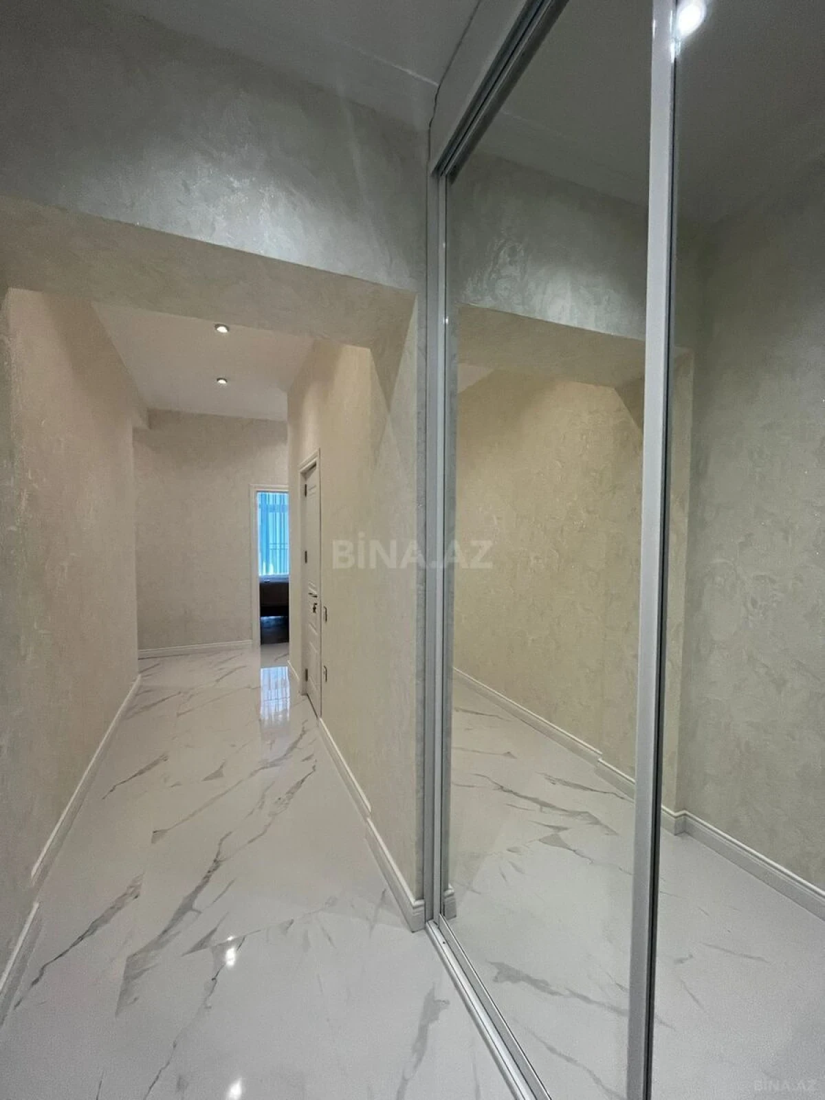 Satılır 3 otaqlı mənzil 105 m²