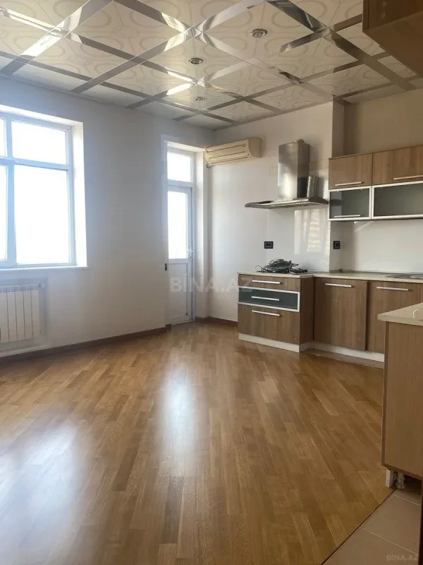 Satılır 5 otaqlı mənzil 292 m²