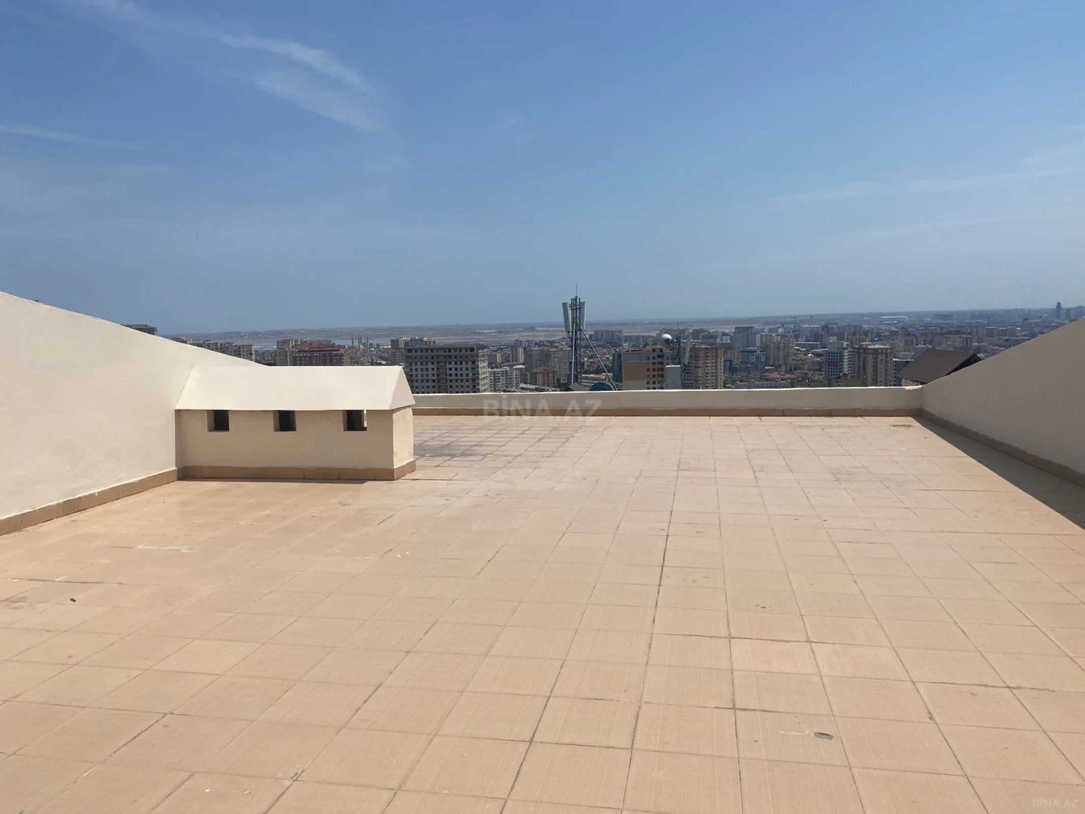 Satılır 5 otaqlı mənzil 292 m²