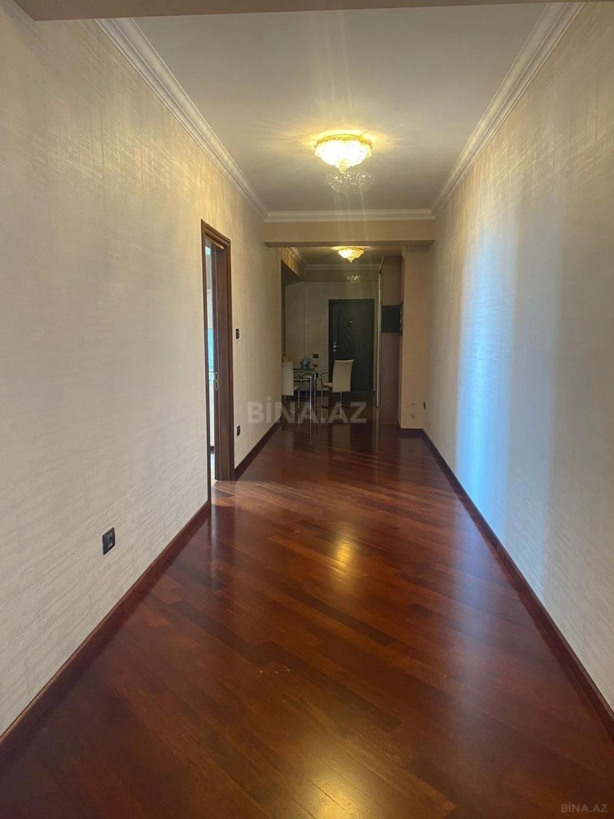 Satılır 5 otaqlı mənzil 292 m²