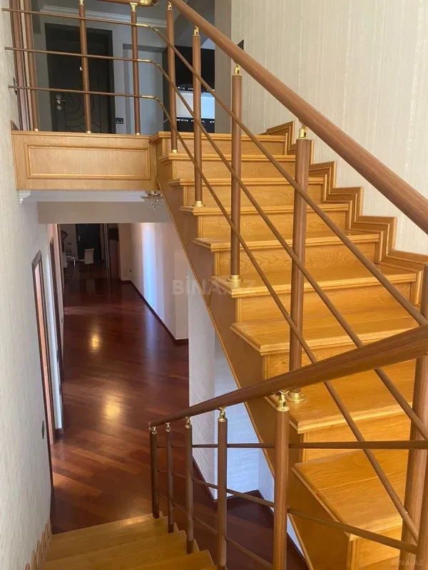 Satılır 5 otaqlı mənzil 292 m²