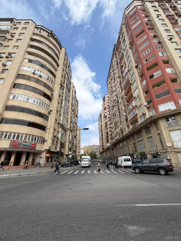 Satılır 4 otaqlı mənzil 179 m²