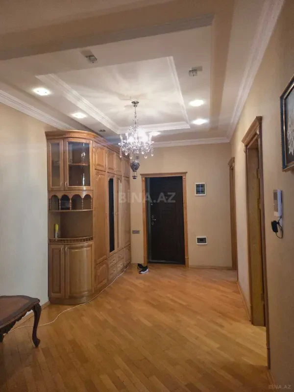 Kirayə verilir 3 otaqlı mənzil 176 m²