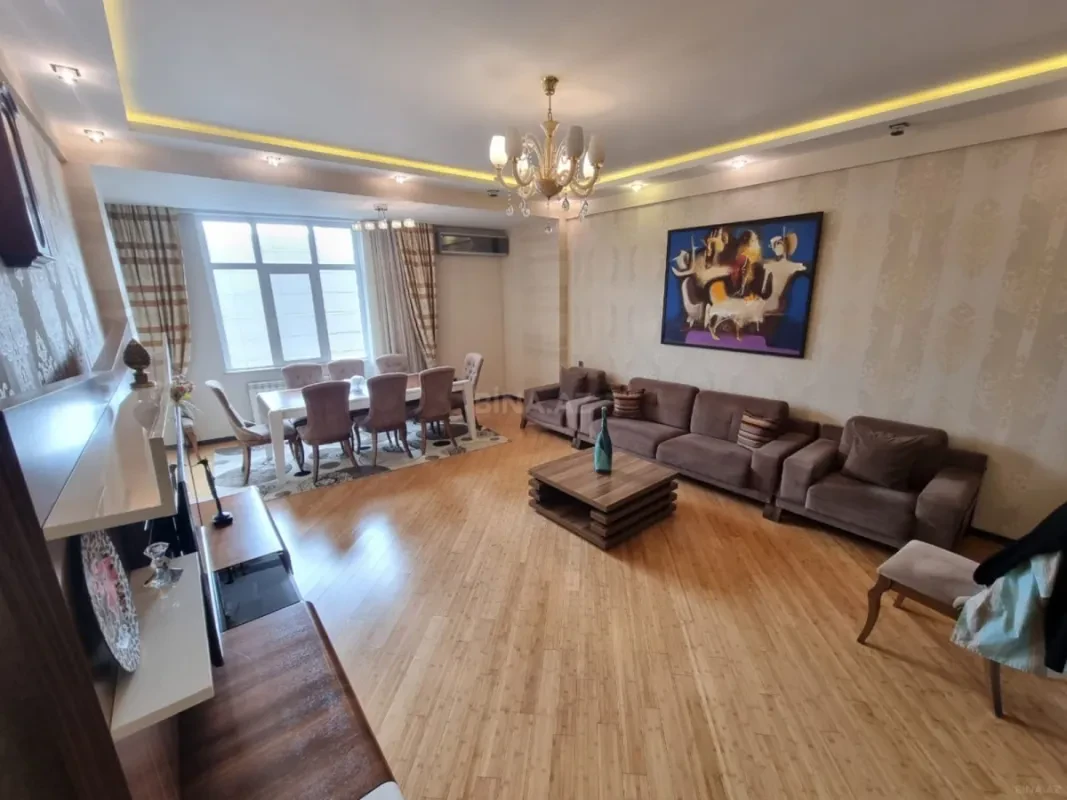 Satılır 4 otaqlı mənzil 190 m²