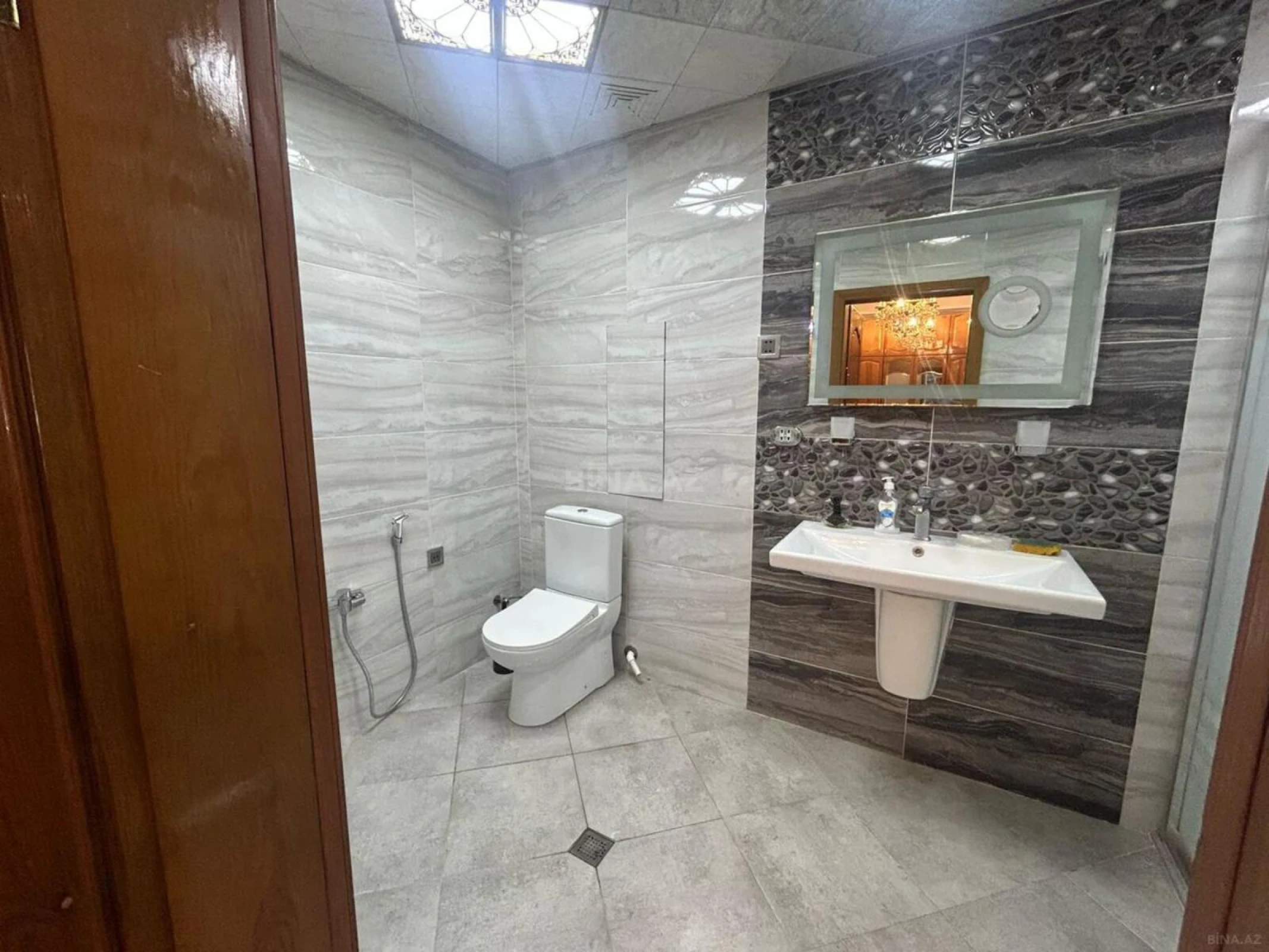 Kirayə verilir 3 otaqlı mənzil 160 m²
