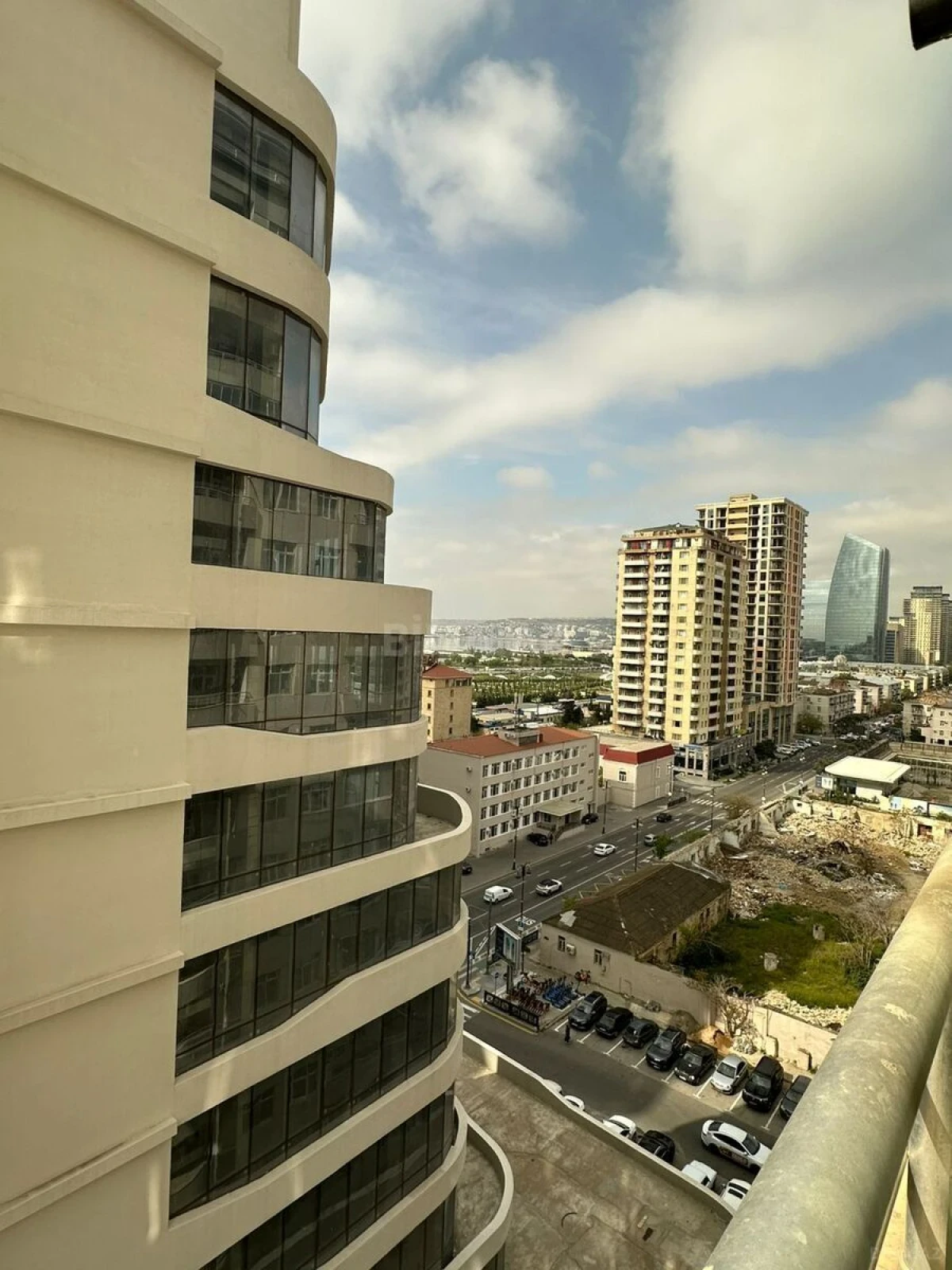 Satılır 3 otaqlı mənzil 107 m²
