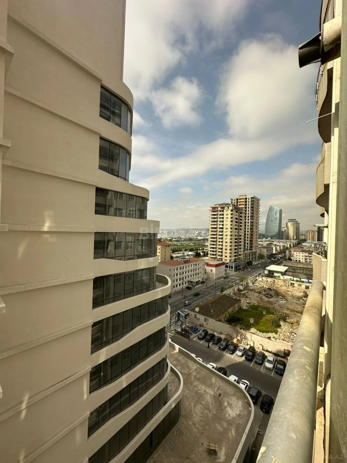 Satılır 3 otaqlı mənzil 107 m²