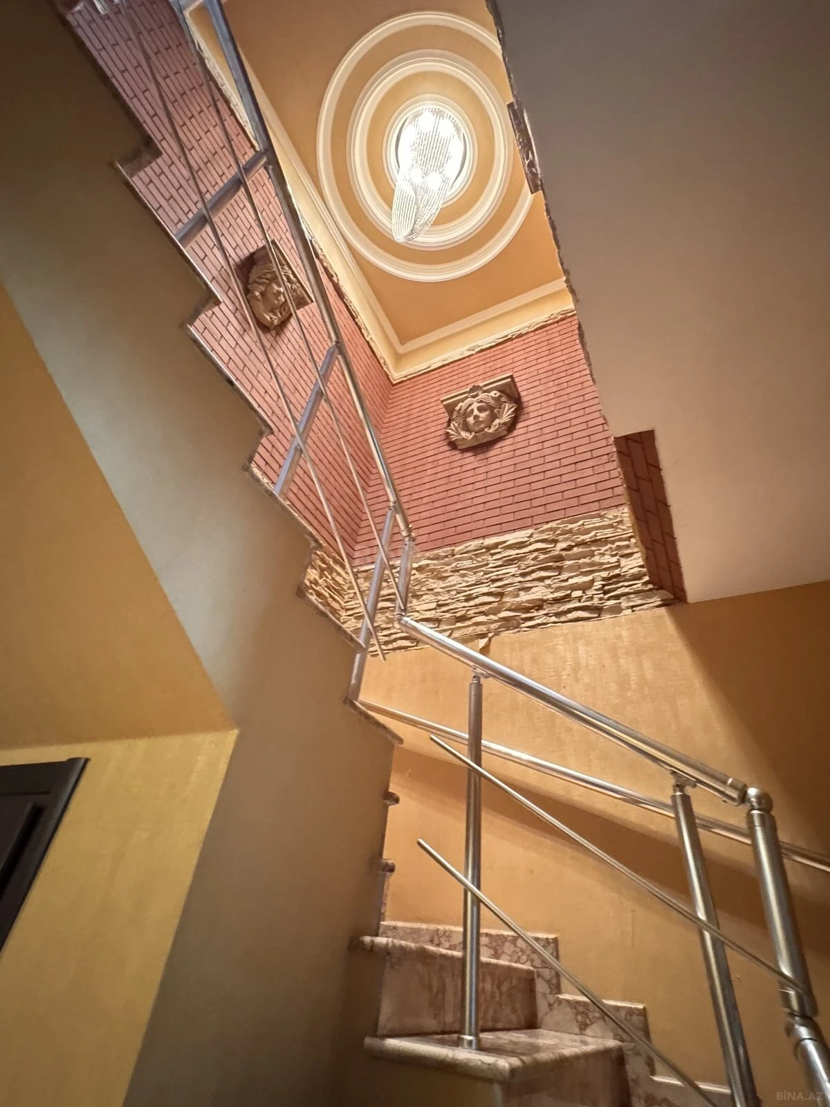 Satılır 7 otaqlı mənzil 360 m²