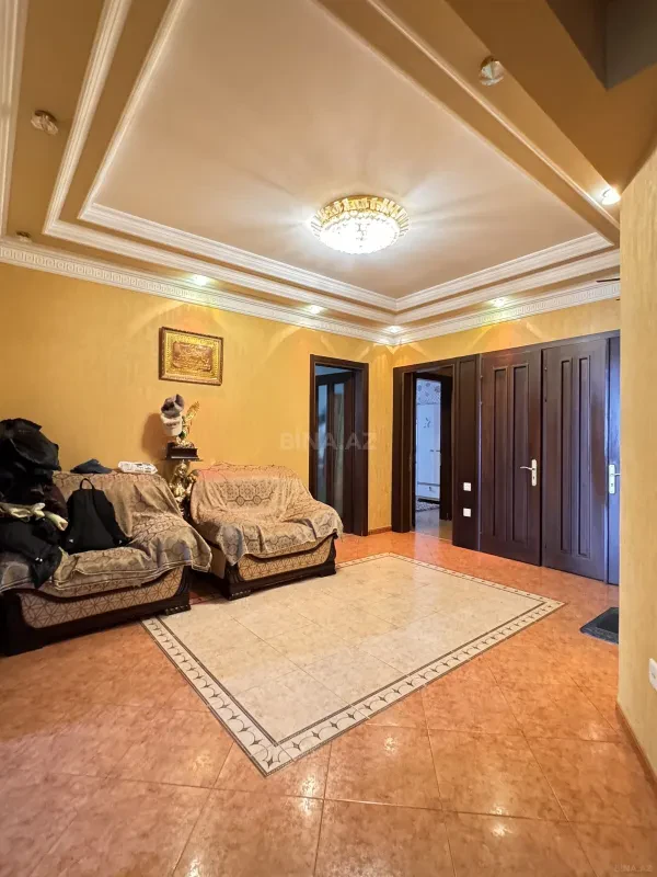 Satılır 7 otaqlı mənzil 360 m²